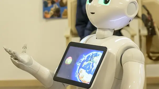 Lozzo Atestino, 25.01.17 - I robot Nao e Pepper interagiscono con gli anziani ospiti della Residenza Le Rose. Nella foto: il robot Pepper interagisce con gli ospiti