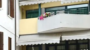 BOTTIN - MONSELICE - 23/07/2016 - CLAUDIA CARDINALE GIRA ALCUNE SCENE DEL NUOVO FILM "NIENTE DI SERIO" DENTRO LA CASA DI RIPOSO DI MONSELICE NELLA FOTO : L'ESTERNO DELLA CASA DI RIPOSO ALLESTITA PER IL SET CON LE LUCI FUORI DALLE FINESTRE PH ZANGIROLAMI