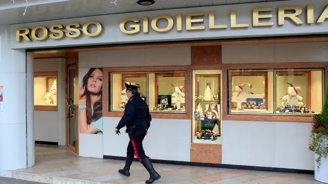 Filippi Resana ambulanza porta in ospedale la titolare e carabinieri sul posto della rapina gioielleria Rossi