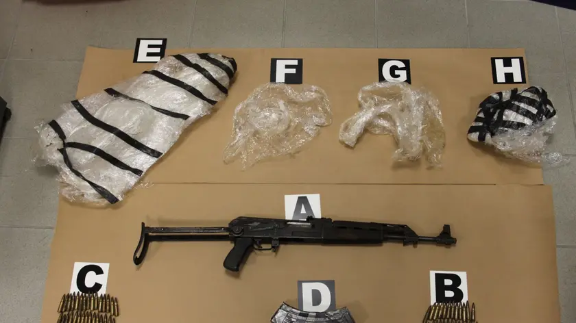 Il kalashnikov con i proiettili ritrovati a Galliera