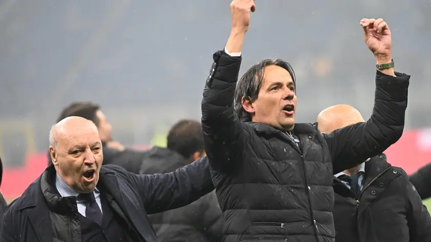 Inter's coach Simone Inzaghi (R) and CEO Giuseppe Marotta celebrate at the end of the Italian Serie A soccer match between Ac Milan and Inter Milan at the Giuseppe Meazza stadium in Milan, Italy, 22 April 2024. ANSA/DANIEL DAL ZENNARO