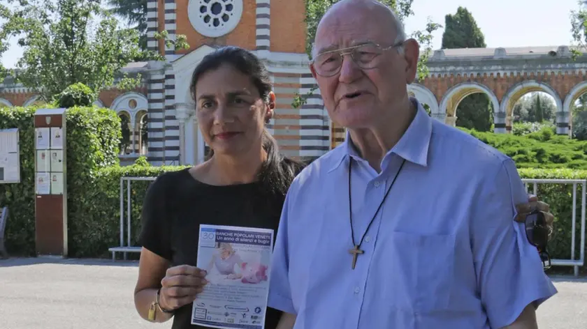 agostini agenzia foto film treviso conf. stampa don torta e tiziana d'andrea su problemi banche