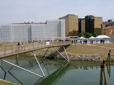 Le palazzine di piazzale Boschetti con davanti il parco Tito Livio e la nuova passerella realizzata dal Comune
