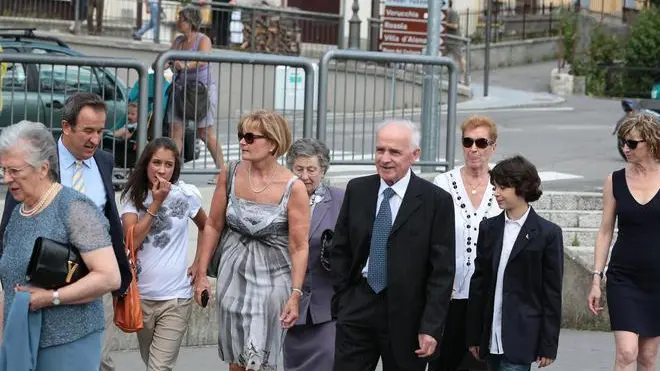 I parenti di Vasco Rossi e Laura Schmidt all'arrivo al Municipio di Zocca (Mo) per la celebrazione del matrimonio di Vasco Rossi con Laura Schmidt oggi 7 Luglio 2012.ANSA/ELISABETTA BARACCHI