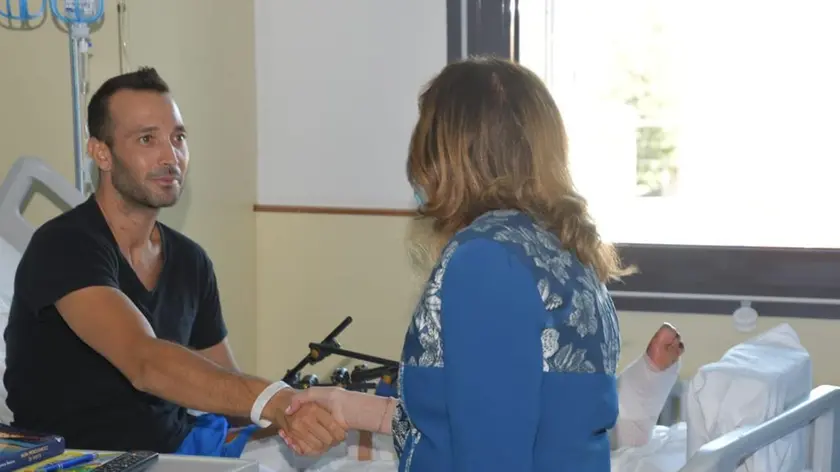 La stretta di mano in ospedale tra il ministro Casellati e il carabiniere ferito
