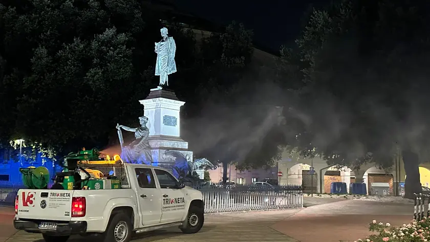 Le immagini della disinfestazione in piazza Mazzini a Padova di domenica 18 agosto