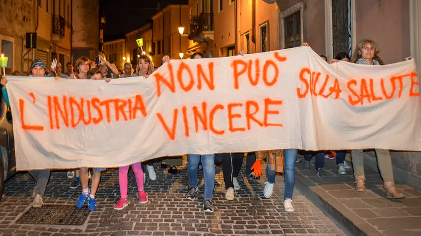 BELLUCO ph. Zangirolami Monselice (PD) 11.05.2018 Fiaccolata a Monselice contro inquinamento cementeria, Nella Foto: alcuni strisioni esposti durante la fiaccolata