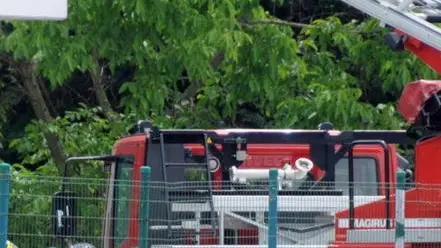 Incendio del sotto tetto nello stabilimento della Bortoluzzi edilizia in Via Veneggia