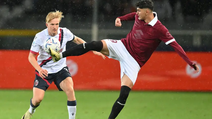 Torino's Raoul Bellanova and Bologna's Alexis Saelemaekers in action during the italian Serie A soccer match Torino FC vs Bologna FC at the Olimpico Grande Torino Stadium in Turin, Italy, 3 May 2024 ANSA/ALESSANDRO DI MARCO