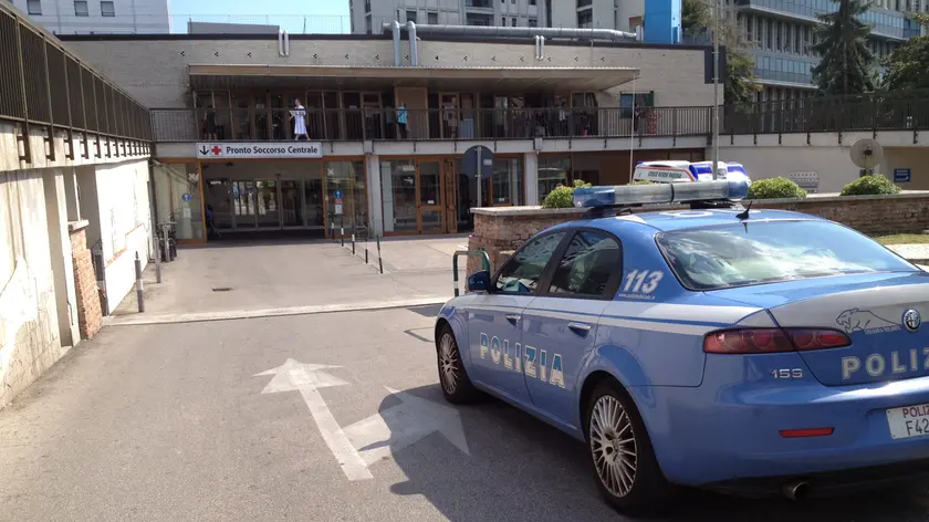 Una Volante della polizia davanti all’ospedale dov’è ricoverato il piccol