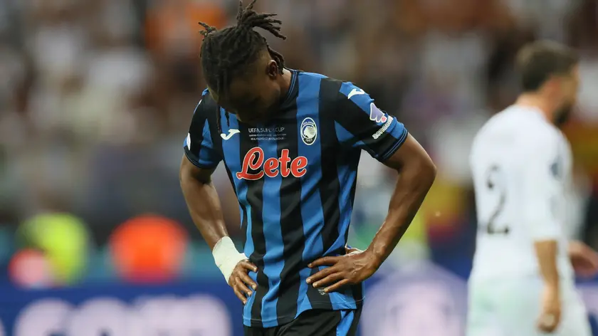 epa11549242 Ademola Lookman of Atalanta BC looks down during the UEFA Super Cup soccer match between Real Madrid and Atalanta BC, in Warsaw, Poland, 14 August 2024. EPA/Leszek Szymanski POLAND OUT