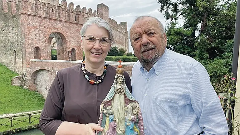 Carla Telatin e il marito Armando Sartore custodiscono la Madonnina