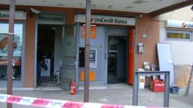 DANNI INGENTI. La filiale Unicredit di Campodarsego assaltata con l’esplosivo