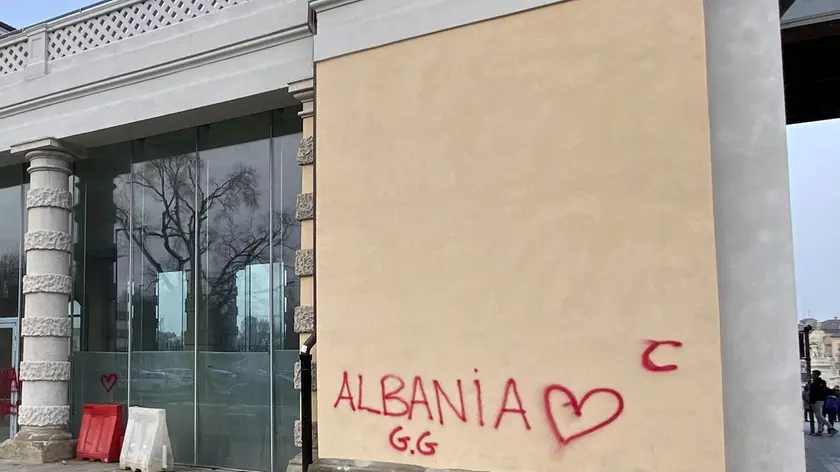 Alcune delle scritte sull'ex Foro Boario