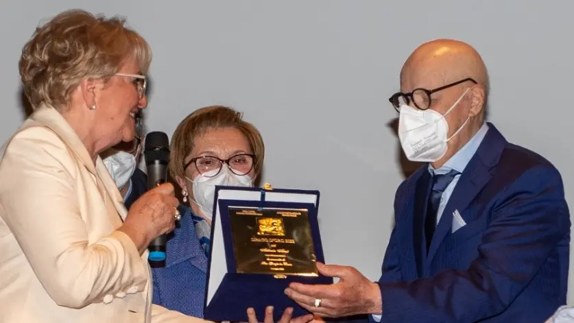 Antonio Alessi, detto Toni Favaro, mentre riceve il Drago d'oro
