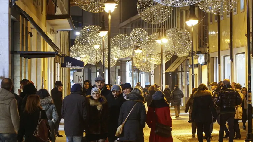 TOME' - AGENZIA BIANCHI - PADOVA - LUMINARIE E GENTE IN CENTRO