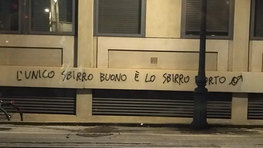 La scritta contro la polizia vergata sul muro della questura di Padova