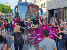 Milan con i suoi tifosi al bus della Bahrain Victorious dopo la tappa di Bergamo