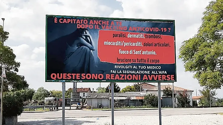 Il grande cartellone comparso davanti al Piazzagrande