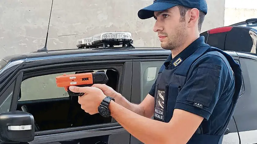 Un agente della Polizia intercomunale di Montagnana con la pistola al peperoncino