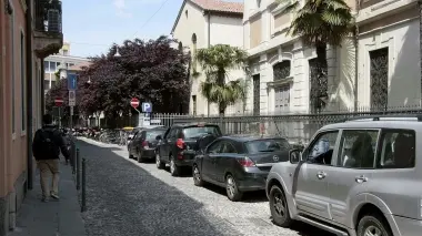 A sinistra, via San Biagio; al centro Liana Rosetto, che gestisce un negozio proprio lungo la via; a destra, via San Fermo all’incrocio con via Dante: i residenti chiedono che il pezzo di strada diventi pedonale, mentre oggi rappresenta la di fuga dal centro storico per molte auto