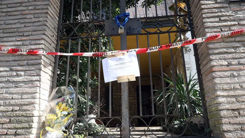 Un mazzo di fiori davanti alla casa della tragedia (foto Bianchi)