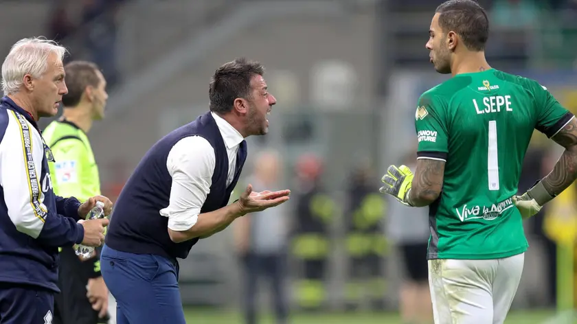 Parma's coach Roberto D'aversa and Parma's goalkeeper Luigi Sepe during the Italian Serie A soccer match FC Inter vs Parma Calcio at the Giuseppe Meazza stadium in Milan, Italy, 26 October 2019. ANSA/ROBERTO BREGANI