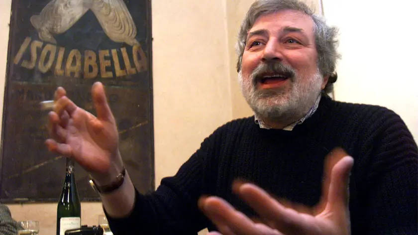 Una foto d'archivio del cantautore Francesco Guccini (02 febbraio 2000) a Milano per presentare uil suo libro album ''Stagioni''. DAL ZENNARO/DC