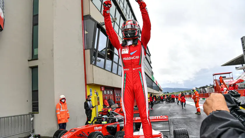 Auto: Arthur Leclerc vola nella pioggia e vince al Mugello