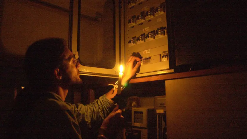 28 SETTEMBRE 2003 G.M. UOMO DAVANTI AI CONTATORI DURANTE IL BLACK OUT (CARRAI)