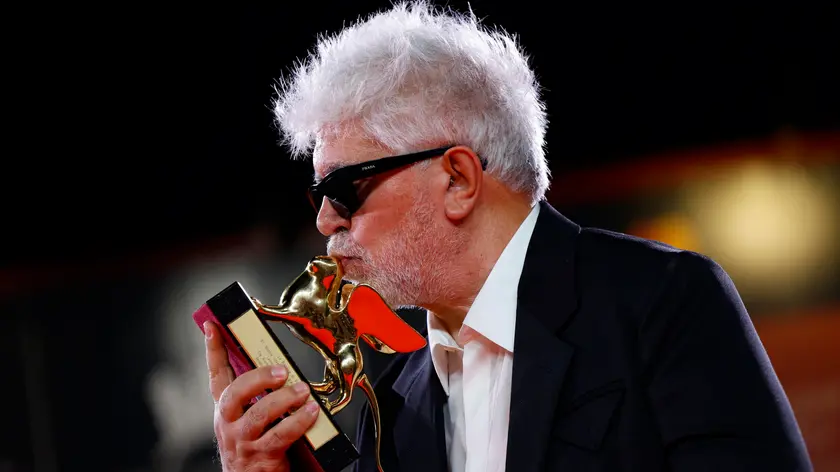 Pedro Almodovar bacia il Leone d'oro