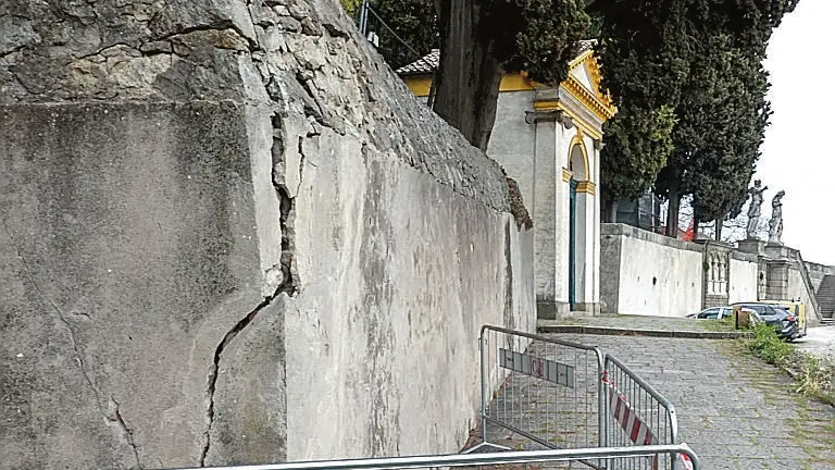 Il degrado delle mura delle sette Chiesette (foto Zangirolami)
