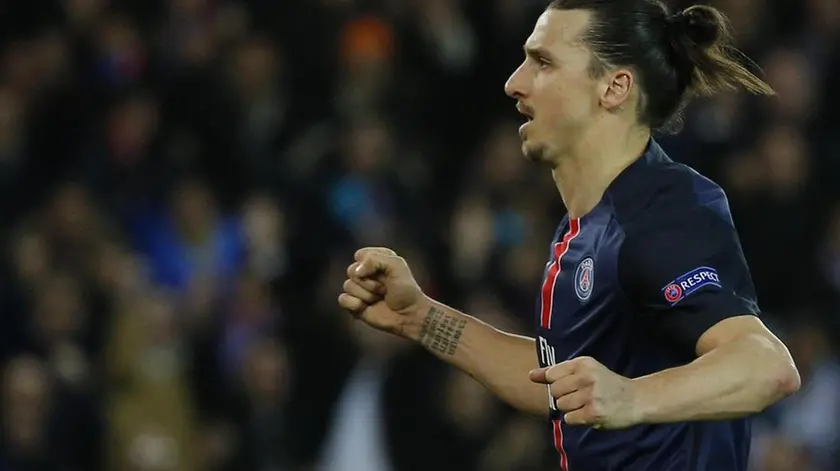 epa05246830 Zlatan Ibrahimovic of Paris Saint Germain celebrates scoring the equalising goal during the UEFA Champions League quarter final first leg soccer match between Paris Saint-Germain and Manchester City FC at the Parc des Princes Stadium in Paris, France, 06 April 2016. EPA/YOAN VALAT