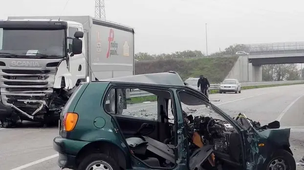 Schiavonia, 02 Nov 2013 Incidente mortale al km 370 della superstrada, direzione Monselice-Este. nella foto: la scena dell'incidente, in primo piano il corpo, coperto Ph. Zangirolami