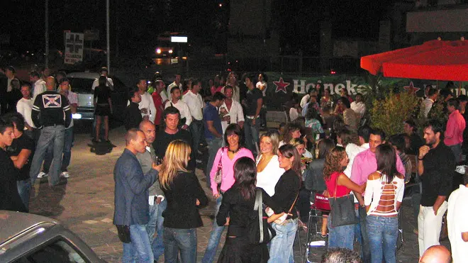 IL "CAFE' RUM" DI MONSELICE PIENO DI CLIENTI. PH. ZANGIROLAMI PROVINCIA\BELLUCO