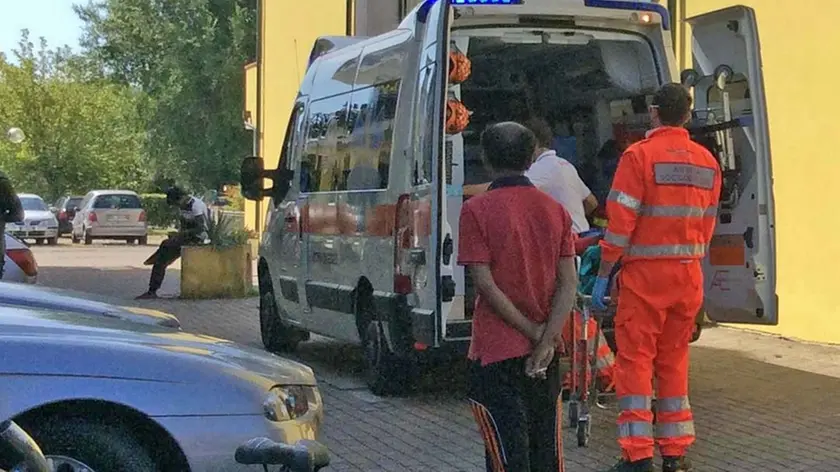 BON - DINO TOMMASELLA - ERACLEA - AMBULANZA DOPO LA SASSAIOLA PRESSO IL CENTRO EMIGRATI