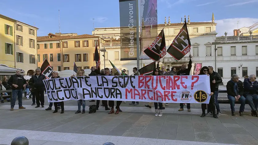 FERRO-AGENZIA BIANCHI-PADOVA - FORZA NUOVA IN PIAZZA CAVOUR