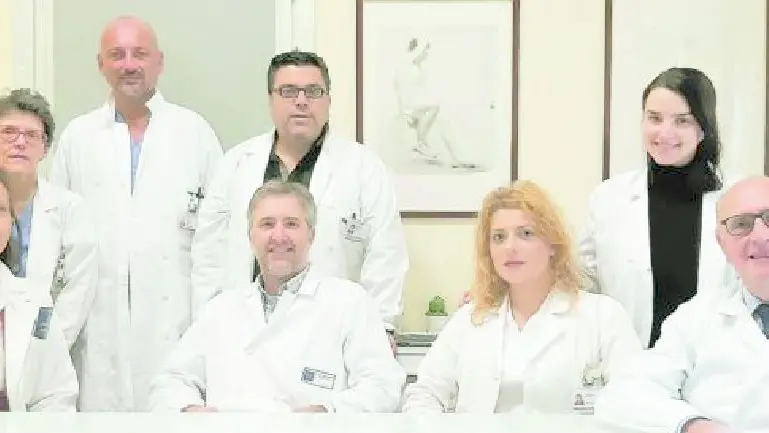 Il professor Carlo Riccardo Rossi, ultimo a destra, con l’équipe Melanoma dello Iov