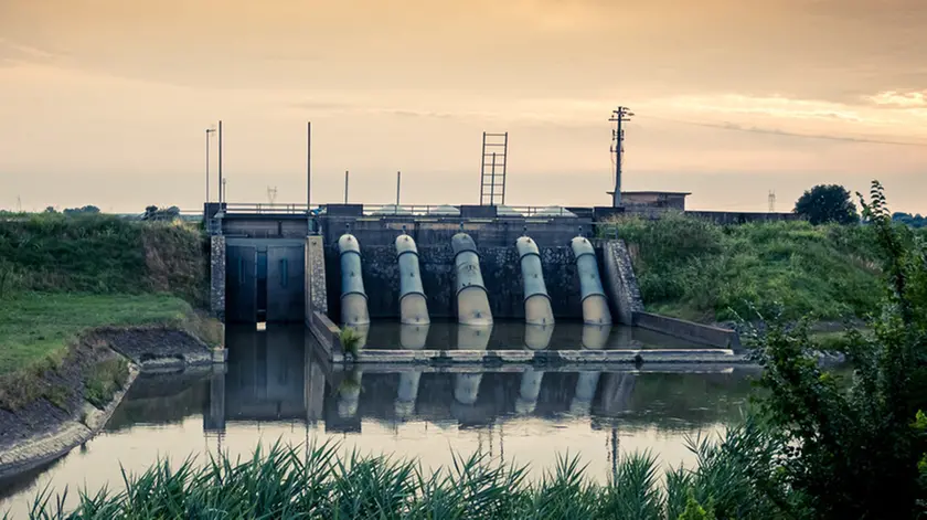 Vighizzolo (PD), 19 luglio 2019. Vedute di Vighizzolo per articolo di Jori. Nella foto: l'idrovora Nuova Frattesina sul fiume Frassine, in località Tre Canne.