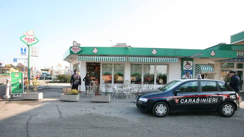 Il sopralluogo dei carabinieri nell'area di servizio (foto Piran)