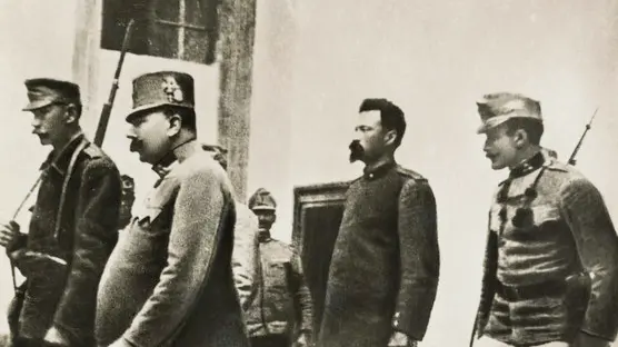 Original caption: Il Dott. C. Battisti dopo udita la sentenza di morte, a testa alta fra gi sgherri austriaci si avvia al supplizio --- Image by © Rykoff Collection/CORBIS