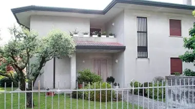 IL PARROCO Don Egidio Girolimetto Qui sopra la casa della famiglia Vendramin in via Moro a Carmignano