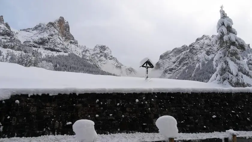 Neve a Selva di Cadore, in Val Fiorentina, sulle Dolomiti bellunesi, 29 aprile 2019. ANSA/MICHELA TORRE
