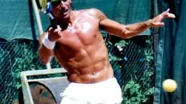 SOTTO RETE Luigi Tanzola sarà uno dei protagonisti del torneo organizzato sui campi della Padovanuoto. Qui accanto Gianfranco Destro, presidente dell’Asd Tennis Patavium