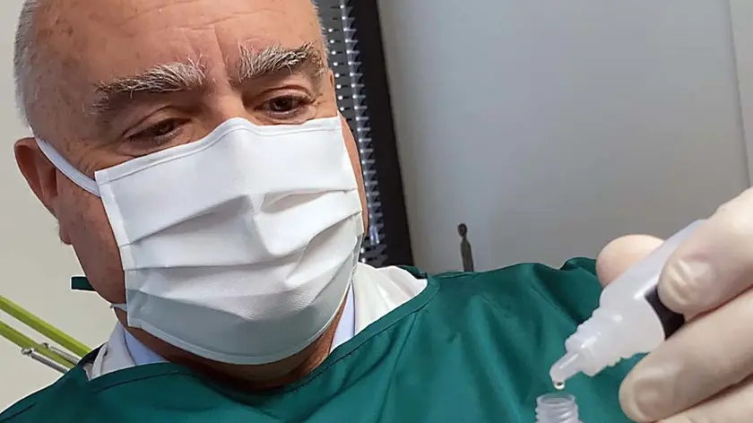 Domenico Crisarà alle prese con un tampone rapido per diagnosticare il Covid