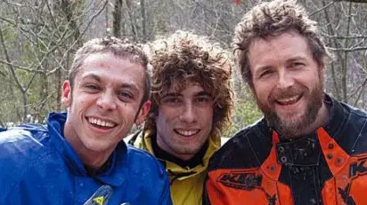 La foto postata da Jovanotti su Facebook. Una foto di qualche anno fa, con tre ragazzi scarmigliati dalla corsa in moto: sono Marco Simoncelli, Valentino Rossi e Jovanotti. L'ha postata il cantante stamattina su Facebook in ricordo dell'amico, del quale, dice ''il suo sorriso mi ha scaldato il cuore''. ANSA/INTERNET/FACEBOOK +++EDITORIAL USE ONLY - NO SALES+++