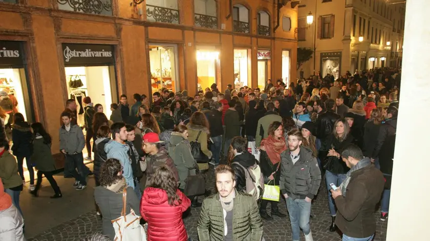 Folla al Black Friday in via Roma
