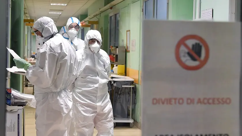 Healthcare professionals wearing protective suits and healthcare masks at work inside the isolation area of the Amedeo di Savoia hospital in Turin, northern Italy, 05 March 2020. Premier Giuseppe Conte said Thursday the cabinet had earmarked 7.5 billion euros "to support families and businesses that are facing the (coronavirus) emergency". "They are extraordinary and urgent measures", he said. "On the deficit there has not been any leap into the dark", he said, and stressed "the EU will understand". ANSA/ ALESSANDRO DI MARCO