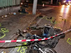 Gli scooter devastati dopo lo schianto (foto Bianchi)