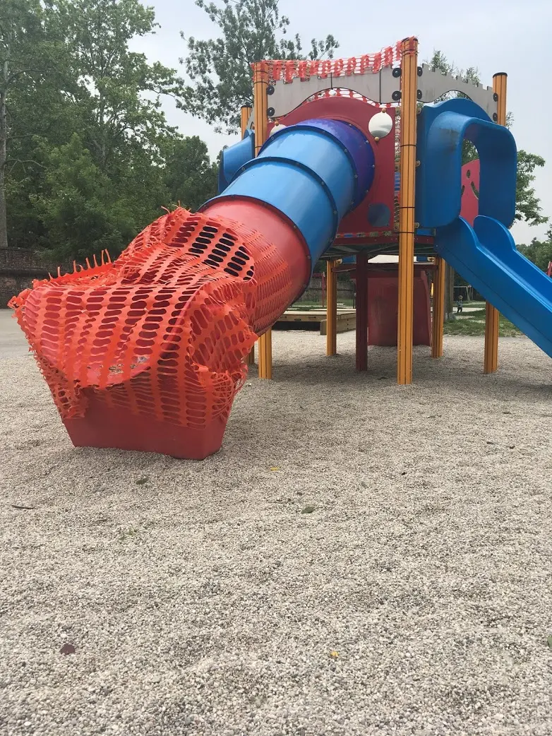 Una giostrina al parco Perlasca